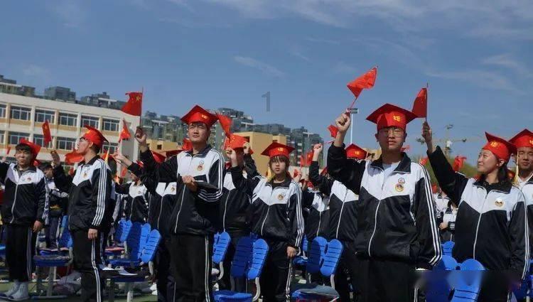 全新哪吒L内饰曝光,配备副驾娱乐屏、后排小桌板